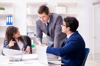 Ofisteki çalışanlarla iş görüşmesi.