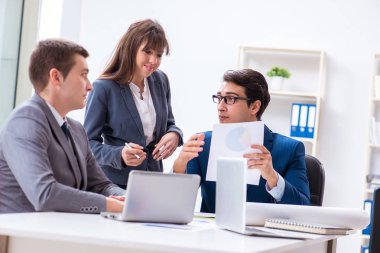 Ofisteki çalışanlarla iş görüşmesi.