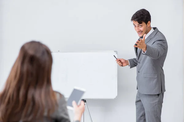 Zakelijke presentatie in het kantoor met man en vrouw — Stockfoto