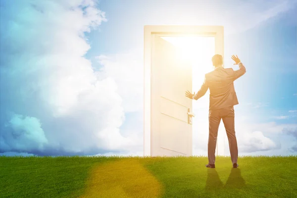 Podnikatel stojí před dveřmi do budoucna — Stock fotografie