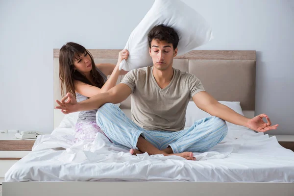 Giovane famiglia meditando nella camera da letto — Foto Stock