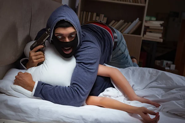 Hırsızlar gece yatak odasına girip uyuyorlar.