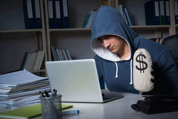 Junge Hacker hacken nachts in Computer — Stockfoto