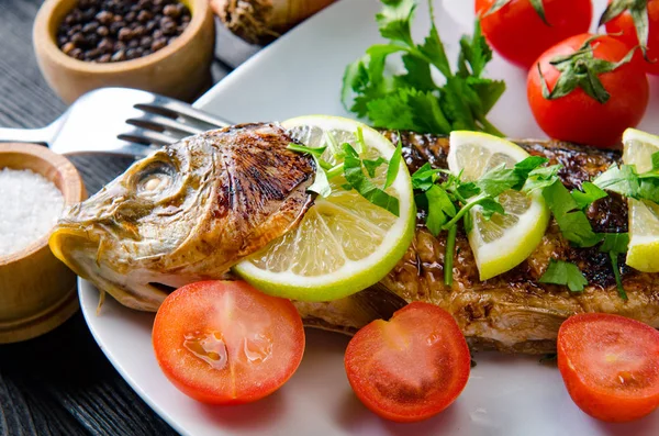 Gebratener Fisch auf dem Teller — Stockfoto