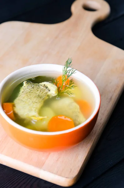 Sup ikan disajikan di atas meja di piring — Stok Foto