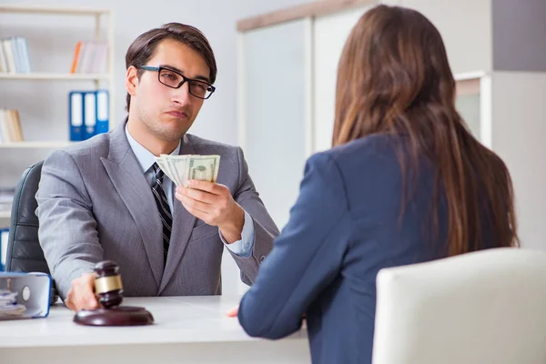 Advocaat wordt smeergeld aangeboden voor zijn diensten. — Stockfoto