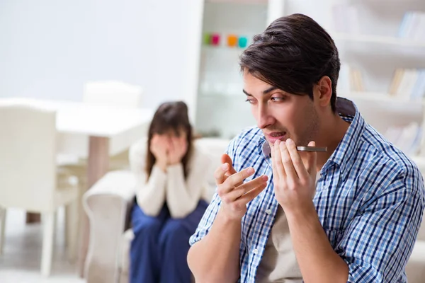 Paar betrügt sich zu Hause gegenseitig — Stockfoto