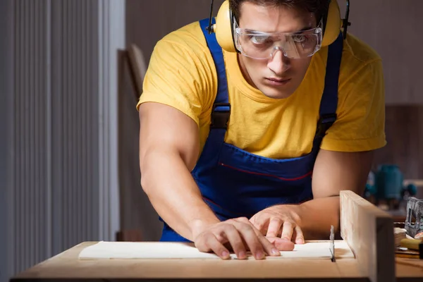 Lavoratore che lavora in officina di riparazione nel concetto di lavorazione del legno — Foto Stock