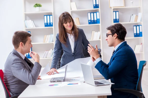 Reunión de negocios con los empleados en la oficina — Foto de Stock