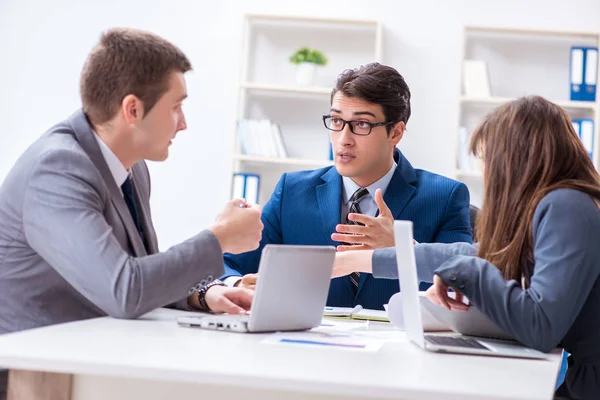 Reunión de negocios con los empleados en la oficina —  Fotos de Stock