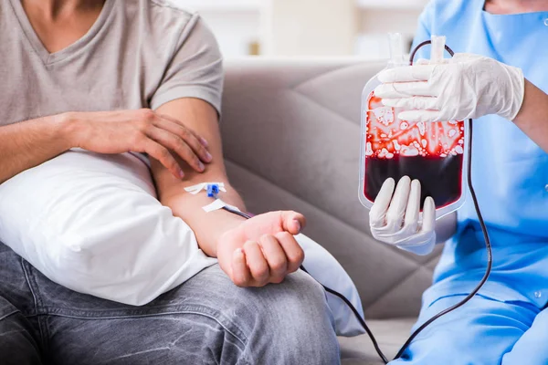 Paciente recibiendo transfusión de sangre en clínica hospitalaria — Foto de Stock