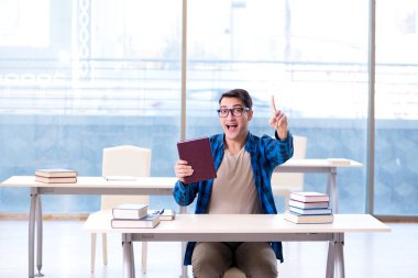 Eski sevgilisine kitap hazırlayan öğrenci boş kütüphanede okuyor