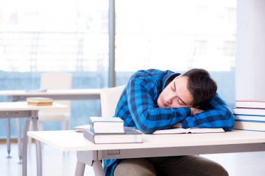 Eski sevgilisine kitap hazırlayan öğrenci boş kütüphanede okuyor