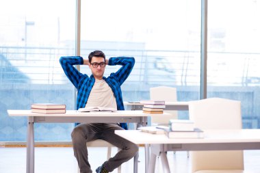 Eski sevgilisine kitap hazırlayan öğrenci boş kütüphanede okuyor