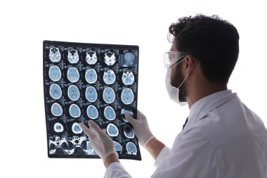 Röntgen görüntülerine bakan genç doktor beyazda izole edilmiş.