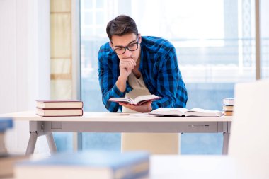 Eski sevgilisine kitap hazırlayan öğrenci boş kütüphanede okuyor