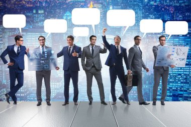 İşadamları ile belirtme çizgisi kabarcık boş ileti 