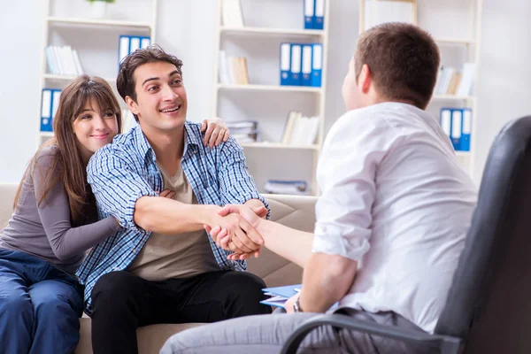 Psicólogo de visita familiar para problemas familiares — Foto de Stock