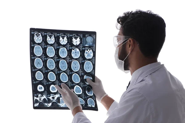 Röntgen görüntülerine bakan genç doktor beyazda izole edilmiş.