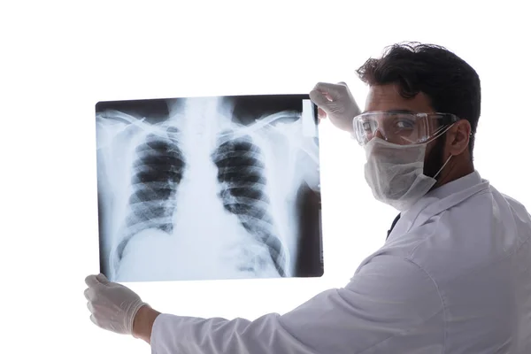 Młody lekarz patrząc na zdjęcia rentgenowskie wyizolowane na białym — Zdjęcie stockowe