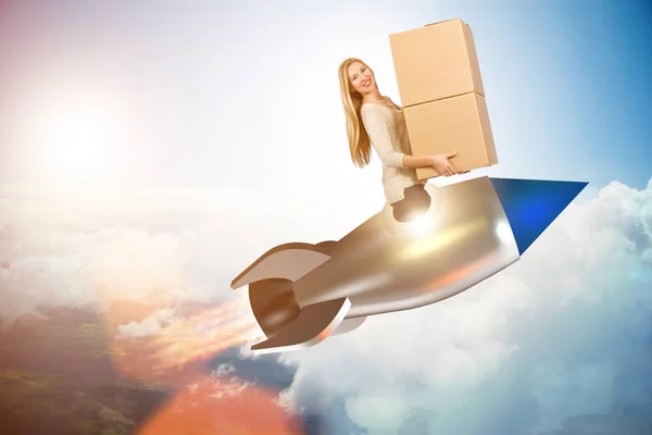 Женщина в быстрой доставке коробки на ракете — стоковое фото