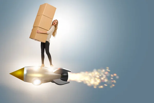 Vrouw in snelle doos bezorgservice op raket — Stockfoto
