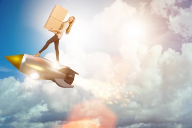 Hızlı kutuda bir kadın roketli teslimat servisi