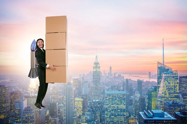 ジェットパックを持ったビジネスマンが世界中に箱を運ぶ — ストック写真