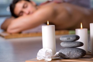 Kaplıca sırasında genç yakışıklı bir adam.