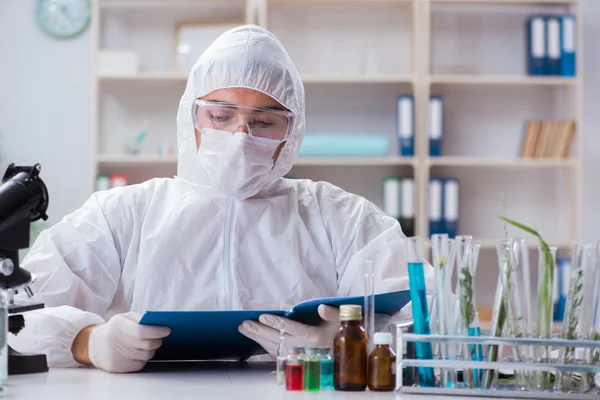 Biotecnología científico químico trabajando en laboratorio — Foto de Stock