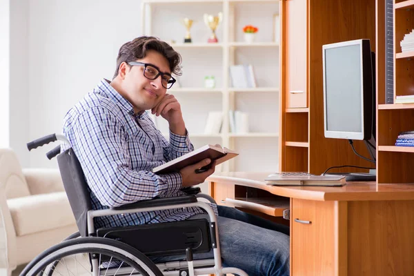 Studente disabile che studia a casa in sedia a rotelle — Foto Stock