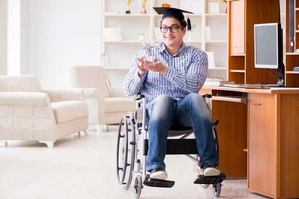 Estudante com deficiência estudando em casa em cadeira de rodas — Fotografia de Stock