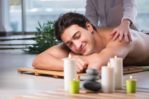 Jovem homem bonito durante o procedimento de spa — Fotografia de Stock