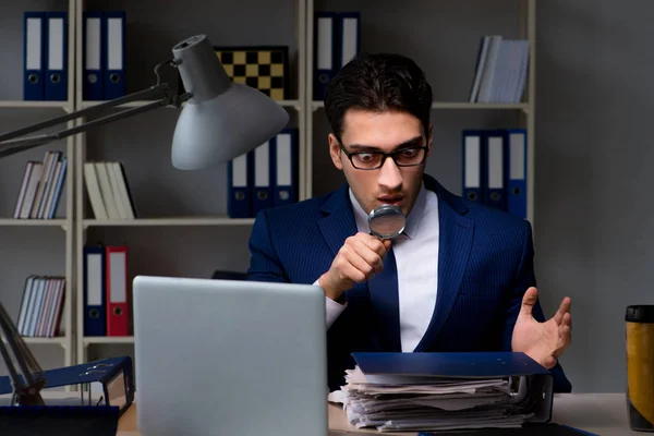 Auditor op zoek naar fouten in de financiële verslaglegging voor het bedrijf — Stockfoto