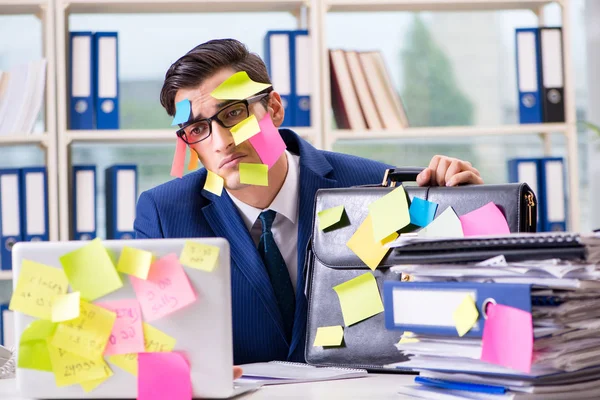 Empresario con notas recordatorias en concepto multitarea —  Fotos de Stock