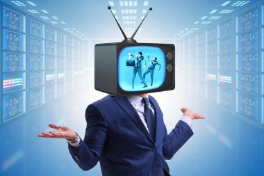Televizyon bağımlısı bir adam.