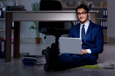İş adamı geç saatlere kadar ofiste çalışıyor.