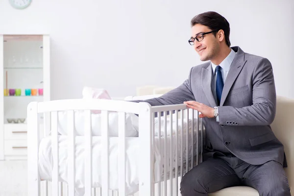 Ung affärsman försöker arbeta hemifrån vård efter nyfödda — Stockfoto