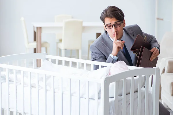 Mladý podnikatel se snaží pracovat z domova péče o novorozence — Stock fotografie