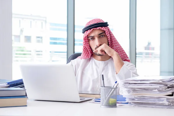 Arabische zakenman werkzaam in het kantoor — Stockfoto