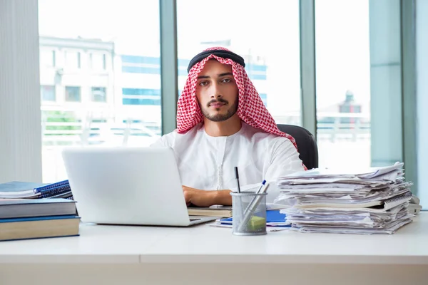 Uomo d'affari arabo che lavora in ufficio — Foto Stock