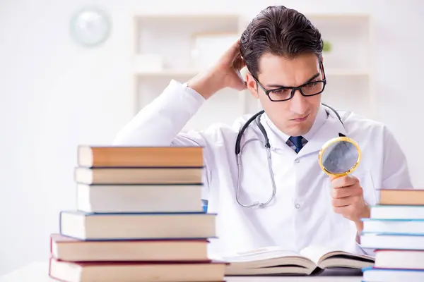 Medizinstudent bereitet sich auf Uni-Prüfungen vor — Stockfoto