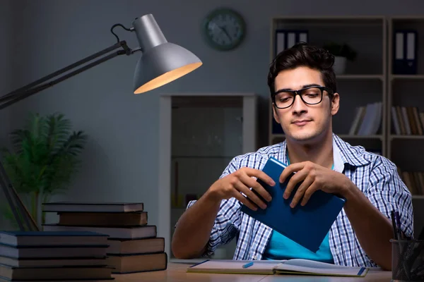 Estudiante preparándose para los exámenes tarde en la noche en casa —  Fotos de Stock