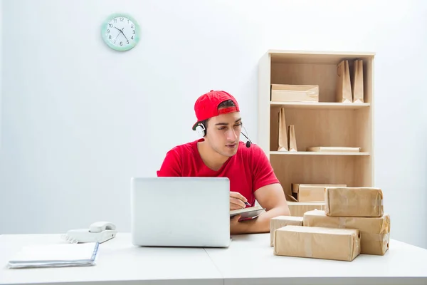 Trabajador del centro de llamadas en el centro de distribución de paquetes en la oficina de correos — Foto de Stock