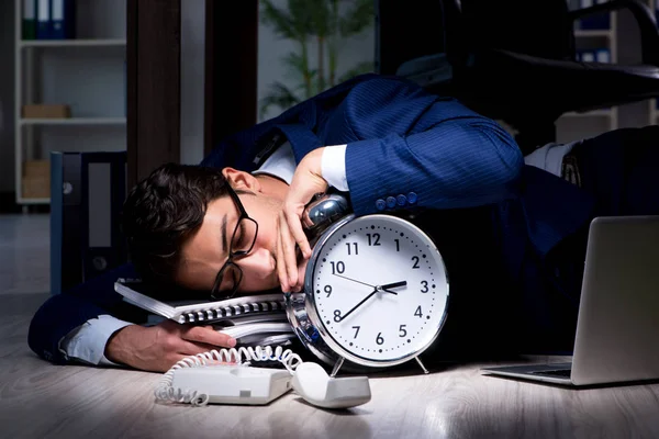 Podnikatel pracující přesčas dlouhé hodiny pozdě v úřadu — Stock fotografie