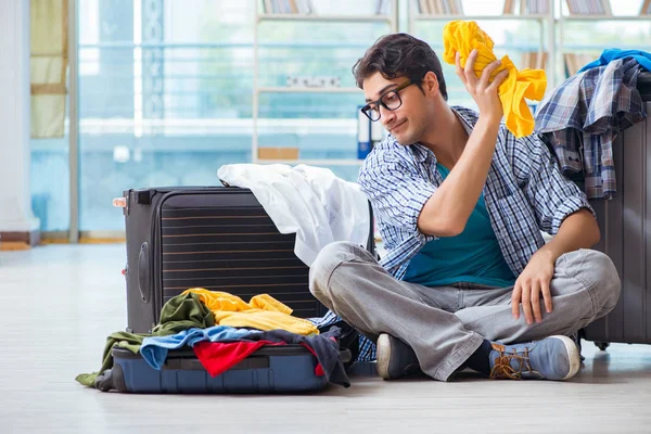 Joven preparándose para viajar de vacaciones —  Fotos de Stock