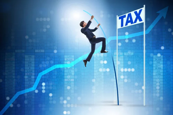 Бізнесмен стрибає через податки в концепції уникнення податків — стокове фото