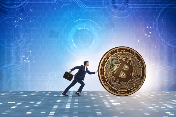 Empresario empujando bitcoin en concepto blockchain criptomoneda —  Fotos de Stock