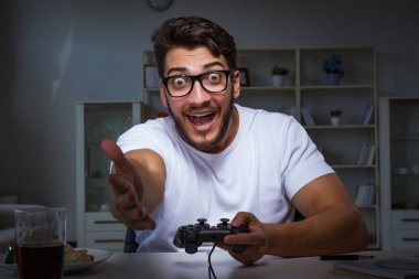 Genç adam ofiste saatlerce oyun oynuyor.