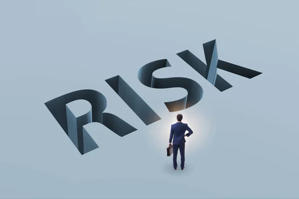 Бизнесмен в концепции бизнеса финансовых рисков — стоковое фото